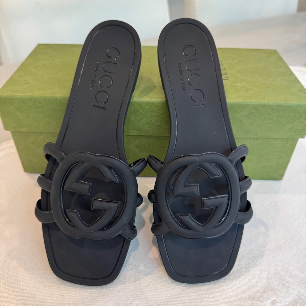 GUCCI G SLIDE SANDAL | Size 37/7 - INTERLOCKING G SLIDE SANDAL - Black rubber
